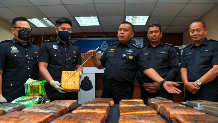 JOHOR BAHRU, 26 Sept -- Johor Police Chief Datuk Kamarul Zaman Mamat (centre) shows the drugs seized following the arrest of five individuals including a couple at a press conference at the Johor Police Contingent Headquarters today. BERNAMAPIX