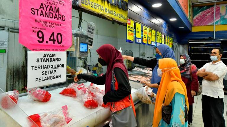 KUALA TERENGGANU, July 1 - The new ceiling price for standard chicken will be sold at RM9.40 per kilogram starting today during the Phase II Inspection of Ops ATM (Chicken, Eggs and Cooking Oil) by the Terengganu Ministry of Domestic Trade and Consumer Affairs (KPDNHEP) in a supermarket today. BERNAMAPIX