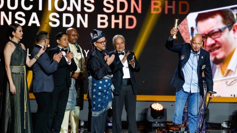 Split Gravy on Rice producer Zarul Albakri holding his award won while giving his speech upon receiving the Best Film award in the 32nd Malaysian Film Festival (FFM) at the Encore Theatre Malacca on Dec 3 2022 - BERNAMAPIX