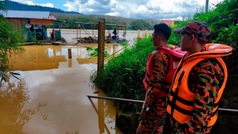 KUALA KRAI, 4 Feb -- Anggota Jabatan Bomba dan Penyelamat Malaysia (JBPM) Kuala Krai sedang melakukan tinjauan paras air sungai Kelantan berikutan hujan lebat di jajahan itu sejak minggu lalu di Tangga Krai hari ini. fotoBERNAMA