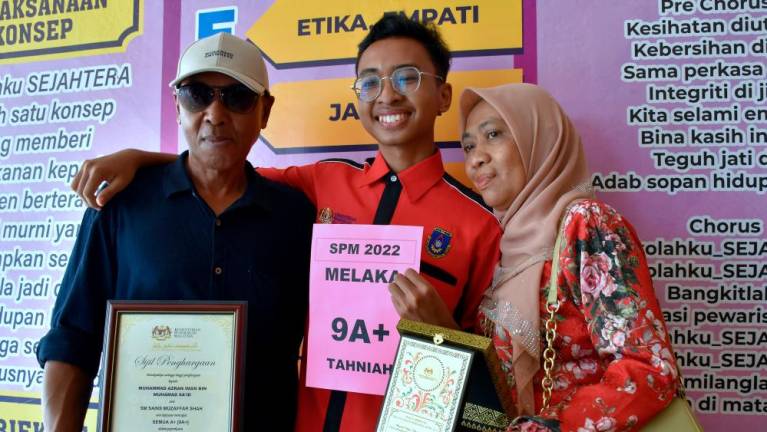 MALACCA, June 8 -- Outstanding student of the Malaysian Certificate of Education (SPM) 2022 State of Malacca Muhammad Azran Iman Muhamad Sa’id (centre) with his father Muhamad Sa’id Ghani and mother Aidah A. Rahman when met at the Malacca SPM Result Announcement Ceremony here yesterday. BERNAMAPIX