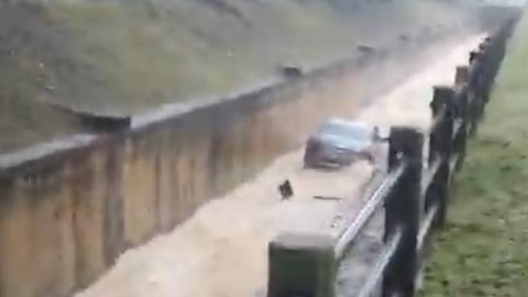 (Video) Car floats down drain near Sunway Giza