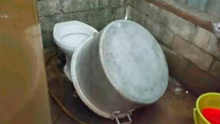 JKNK berkongsi salah satu tindakan peniaga makanan yang meletakkan peralatan memasak di dalam tandas. Foto ihsan: JKNK