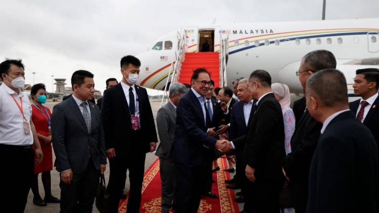 HAINAN (China), 29 Mac -- Perdana Menteri Datuk Seri Anwar Ibrahim tiba di sini untuk menghadiri Forum Boao untuk Persidangan Tahunan Asia 2023 (BFA 2023) sebagai sebahagian daripada lawatan rasmi empat hari beliau ke China. fotoBERNAMA