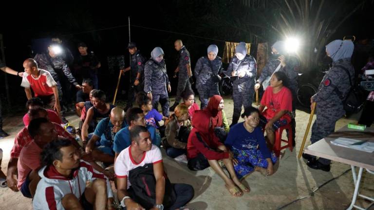 KLANG, 18 Mac -- Jabatan Imigresen Malaysia (JIM) menahan 61 orang pendatang asing tanpa izin dalam Operasi Penguatkuasaan Imigresen di kawasan ladang kelapa sawit Taman Perindustrian Air Hitam, Sijangkang awal pagi tadi. - fotoBERNAMA