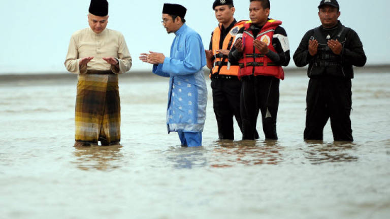 Sultan Nazrin Shah dips feet into Perak River to fulfill a ritual of enthronement