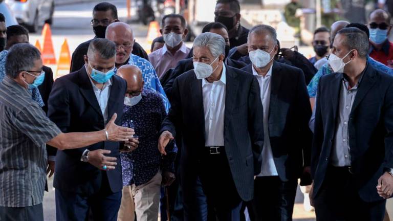 Bekas Timbalan Perdana Menteri Datuk Seri Dr Ahmad Zahid Hamidi (tengah) tiba di Kompleks Mahkamah Kuala Lumpur hari ini. BERNAMApix