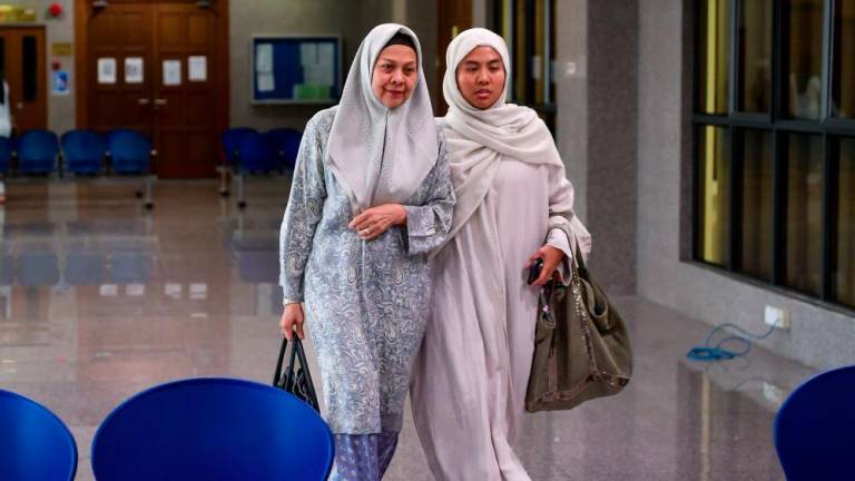 KUALA LUMPUR, 11 Sept -- Balu kepada Allahyarham Tan Sri Dr Jamaludin Jarjis Puan Sri Kalsom Ismail (kiri) hadir ke Mahkamah Syariah Kuala Lumpur hari ini bagi prosiding mengenai status perbincangan untuk penyelesaian kes tuntutan harta sepencarian arwah suaminya yang bernilai lebih RM2 bilion yang difailkan beliau terhadap empat anak dan ibu mentuanya. -fotoBERNAMA