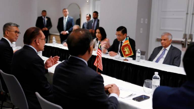 NEW YORK, 21 Sept -- Perdana Menteri Datuk Seri Anwar Ibrahim (dua, kiri) mengadakan pertemuan dua hala dengan Presiden Sri Lanka Ranil Wickremesinghe (kanan) sempena Perhimpunan Agung Pertubuhan Bangsa-Bangsa Bersatu (UNGA) ke-78 hari ini. fotoBERNAMA