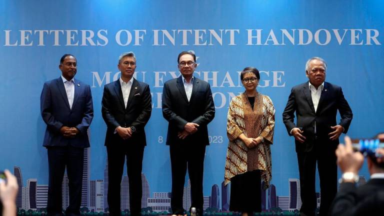 JAKARTA, Jan 8 -- Prime Minister Datuk Seri Anwar Ibrahim (center) attended the Letters of Intent (LOI) handover ceremony at a hotel in Jakarta today. BERNAMAPIX