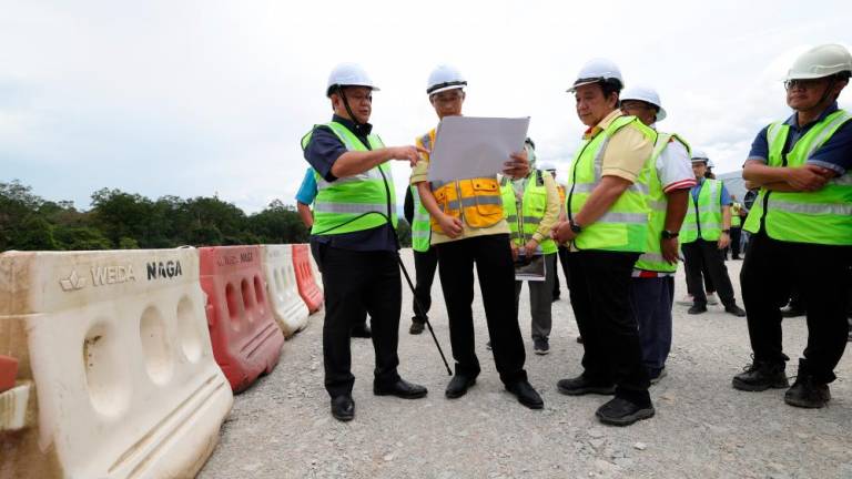 SRI AMAN, 6 Feb -- Menteri Kerja Raya Datuk Seri Alexander Nanta Linggi (kiri) melawat tapak pembinaan Lebuh Raya Pan Borneo Seksyen Bukit Begunan, Sri Aman, hari ini.-- fotoBERNAMA