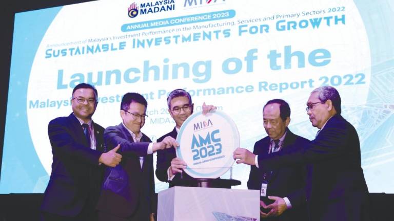 International Trade and Industry Minister Tengku Datuk Seri Zafrul Tengku Abdul Aziz (centre) and Sulaiman (second from right) at the launch of the Malaysia Investment Performance Report 2022 today. – Bernamapic