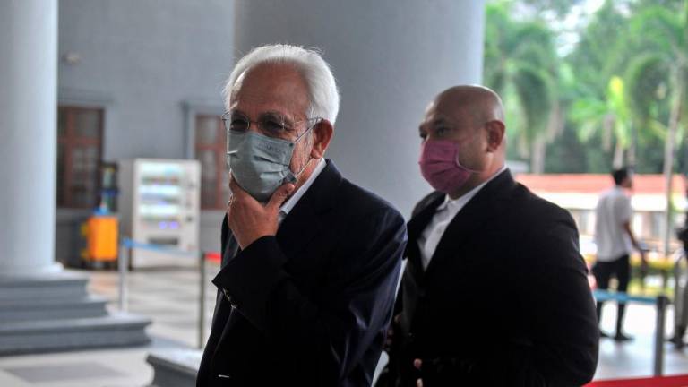 KUALA LUMPUR, 10 Ogos -- Bekas Pengerusi Felda Tan Sri Shahrir Ab Samad (kiri) ketika hadir di Kompleks Mahkamah Kuala Lumpur hari ini. fotoBERNAMA