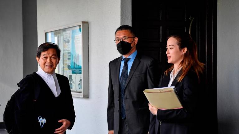 Pengarah syarikat Datuk Seri Sim Choo Thiam (tengah) yang didakwa atas pertuduhan rasuah RM15 juta bagi mendapatkan projek milik agensi di bawah Kementerian Dalam Negeri (KDN) memohon Suruhanjaya Pencegahan Rasuah Malaysia (SPRM) memperincikan butiran dalam pertuduhan itu/BERNAMAPix