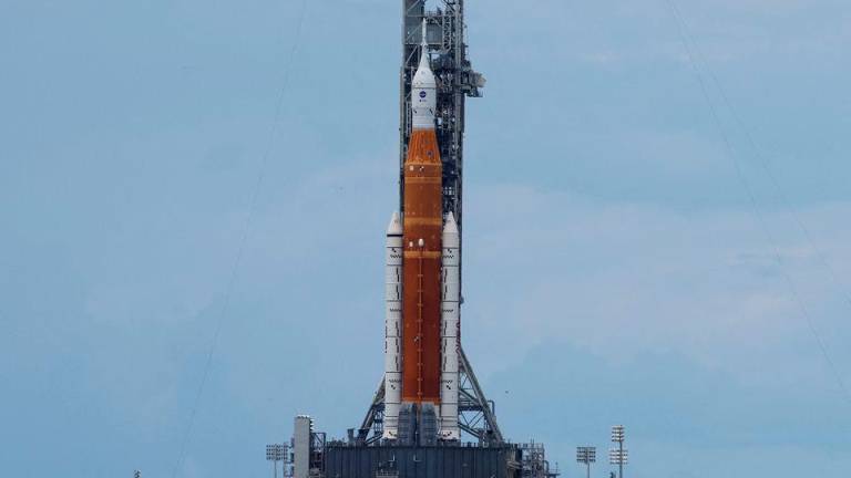 [1/6] A view of NASA’s next-generation moon rocket, the Space Launch System (SLS) rocket with its Orion crew capsule perched on top, as it stands on launch pad 39B in preparation for the unmanned Artemis 1 mission at Cape Canaveral, Florida, U.S. August 28, 2022. REUTERSPIX