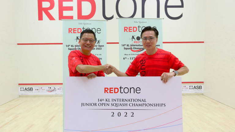 REDtone Group CEO Lau Bik Soon (left) handing over to SRAFTKL president and organising committee chairman Steven Kwan (right).