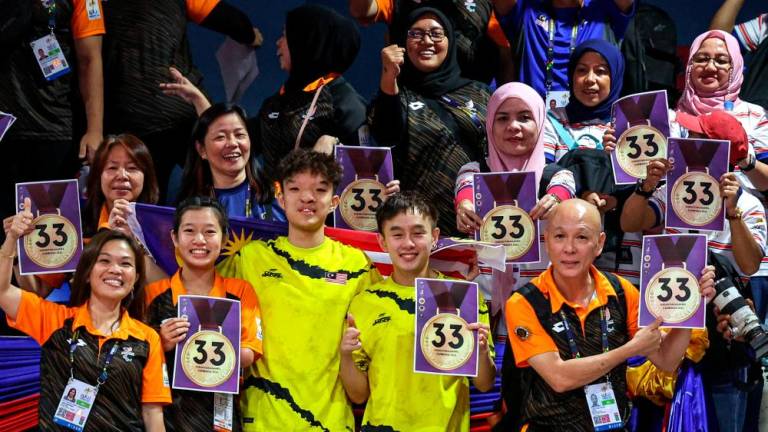 PHNOM PENH, June 6 -- The reaction of the Malaysian fans holding up the ‘33 Gold’ poster as the Chee Chaoming-Brady Chin pair won the Gold medal in the Class 9 Men’s doubles event at the Table Tennis Hall, Morodok Techo Stadium, last night. BERNAMAPIX