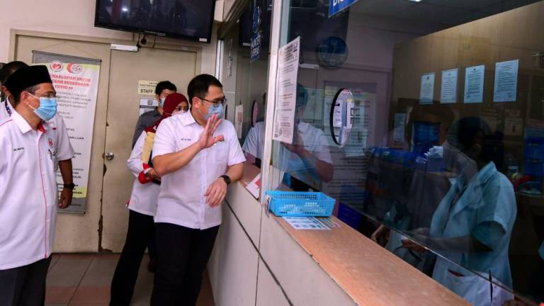 JOHOR BAHRU, July 20 - Johor State Health and Unity Committee chairman Ling Tian Soon (center) inspects the Sultanah Aminah Hospital (HSA) medicine counter in conjunction with his visit to the HSA today. BERNAMAPIX