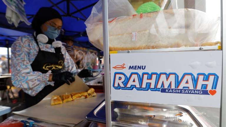 PUTRAJAYA, 27 Mac -- Bazar Ramadan Rahmah (BRR) adalah inisiatif terbaru Kerajaan dalam mengurangkan kos sara hidup rakyat dengan menyediakan pilihan hidangan untuk berbuka puasa pada harga murah dan berpatutan. fotoBERNAMA