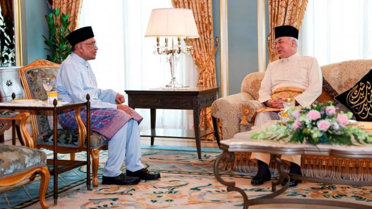 IPOH, 2 Dis -- Sultan Perak Sultan Nazrin Shah berkenan menerima menghadap Perdana Menteri Datuk Seri Anwar Ibrahim di Istana Kinta hari ini. fotoBERNAMA