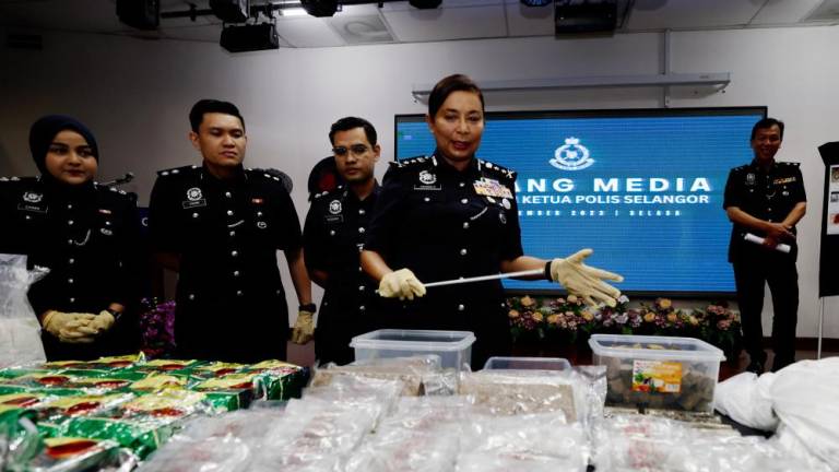 Timbalan Ketua Polis Selangor, Datuk S. Sasikala Devi (tengah) menunjukkan dadah yang dirampas dalam tujuh serbuan berasingan oleh anggota Jabatan Siasatan Jenayah (JSJ) Narkotik Selangor pada sidang media di Ibu Pejabat Polis Kontinjen (IPK) Selangor, pada Sept 19 2023. - fotoBERNAMA