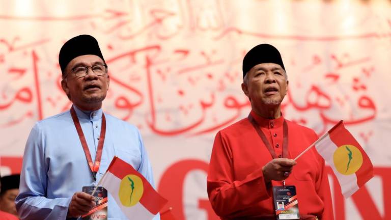 KUALA LUMPUR, 9 Jun -- Perdana Menteri Datuk Seri Anwar Ibrahim bersama Presiden UMNO Datuk Seri Dr Ahmad Zahid Hamidi pada Perhimpunan Agung UMNO 2023 di Pusat Dagangan Dunia (WTC) Kuala Lumpur, hari ini. fotoBERNAMA