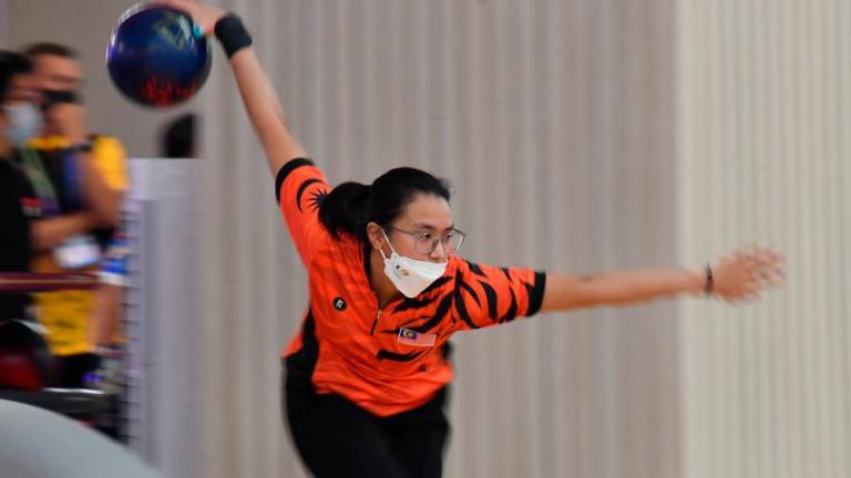 HANOI, May 17-National women’s bowling athlete Nur Syazwani Sahar competed in the women’s doubles event at the 31st SEA Games at Vincom Mega Mall, Hanoi. BERNAMAPIX
