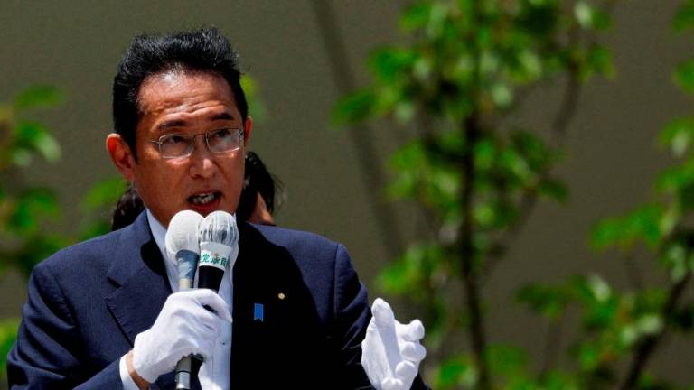 GAMBAR FAIL: Perdana Menteri Jepun Fumio Kishida, yang juga memerintah pemimpin Parti Liberal Demokratik (LDP), menyampaikan ucapan semasa lawatan kempen pilihan raya untuk pilihan raya Dewan Tinggi 10 Julai 2022, di Kawasaki, selatan Tokyo, Jepun 24 Jun, 2022. REUTERSPIX