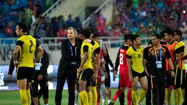 Ketua jurulatih pasukan bola sepak kebangsaan Bawah 23 tahun, Brad Maloney menenangkan anak buahnya selepas tewas menentang pasukan Indonesia melalui sepakan penalti pada saingan Sukan SEA ke-31, di Stadium National My Dinh hari ini. BERNAMApix