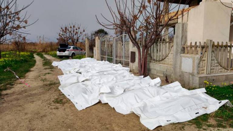 Graphic content / This photo obtained from Italian news agency Ansa, taken on February 26, 2023 shows bags containing the bodies of deceased migrants in Steccato di Cutro, south of Crotone, after their boat sank off Italy’s southern Calabria region. AFPPIX