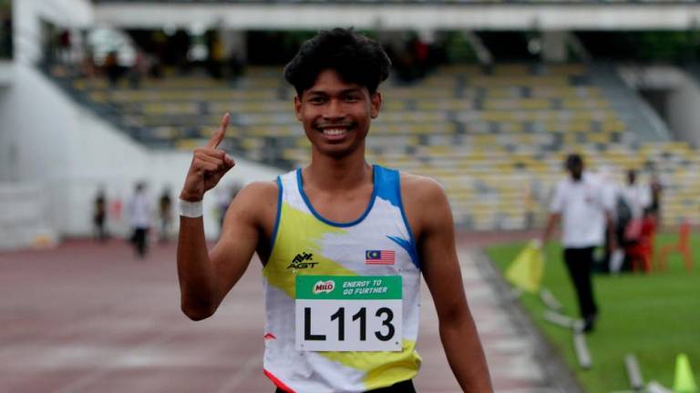 IPOH, 18 Jun -- Pelari pecut muda negara Muhammad Azeem Mohd Fahmi meraikan kejayaannya selepas memenangi perlawanan 100 meter lelaki serta memecahkan rekod kejohanan dengan mencatatkan masa 10.28 saat pada Kejohanan Olahraga Terbuka Perak 2022 di Stadium Perak Ipoh hari ini. fotoBERNAMA
