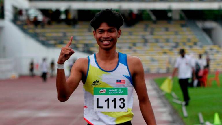 Muhammad Azeem who had qualified for the 100m earlier, also qualified for 200m when he beat the qualifying time with his personal best of 20.89 seconds (s) in his gold medal victory at the Sarawak Junior Athletics Championships yesterday. BERNAMAPIX
