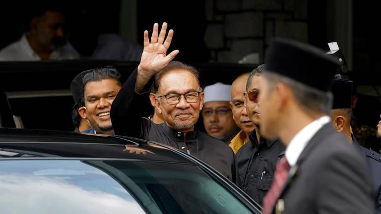 KAJANG, Nov 24 -- Pakatan Harapan (PH) chairman who is also Tambun Member of Parliament Datuk Seri Anwar Ibrahim moved to Istana Negara to be sworn in as the 10th Prime Minister. BERNAMAPIX