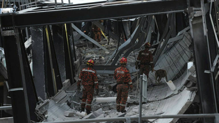 Building suddenly shakes, sways before collapsing: Witness