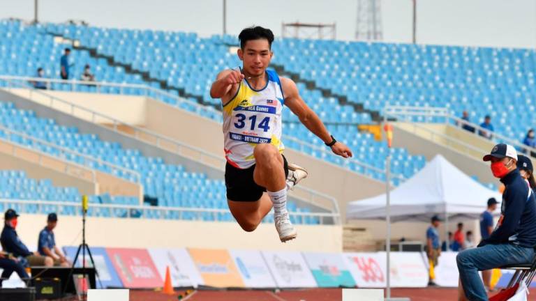 HANOI, May 17-National Men’s Deer Jump Athlete Andre Anura Anuar excelled to win the Gold medal at the 31st SEA Games, at My Dinh National Stadium, Hanoi today. BERNAMAPIX