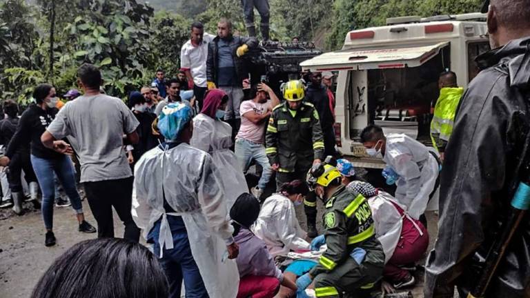 Handout picture released by Colombia's National Police press office showing rescuers woring in the site of a landslide in the sector El Ruso, Pueblo Rico municipality, in northwestern Bogota, Colombia, on December 4, 2022. - AFPPIX