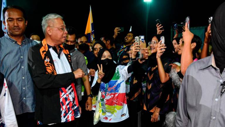 TANJUNG MALIM, 14 Ogos -- Perdana Menteri Datuk Seri Ismail Sabri Yaakob (dua, kiri) beramah mesra bersama para Atlet yang terlibat selepas merasmikan Sukan Institusi Pendidikan Tinggi (SUKIPT) 2022 di Universiti Pendidikan Sultan Idris (UPSI) malam ini. fotoBERNAMA