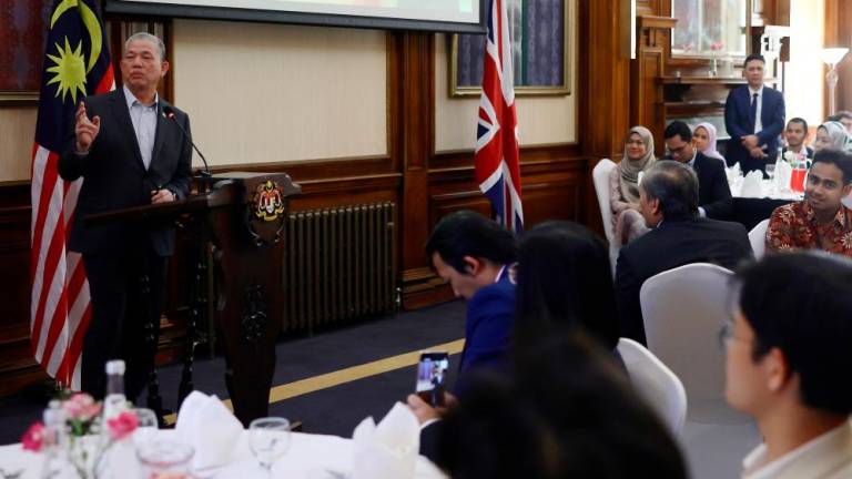 LONDON, 3 Jun -- Timbalan Perdana Menteri Datuk Seri Fadillah Yusof menyampaikan ucapan kepada pelajar Malaysia di United Kingdom pada majlis ramah mesra dan makan malam di Suruhanjaya Tinggi Malaysia, semalam. fotoBERNAMA