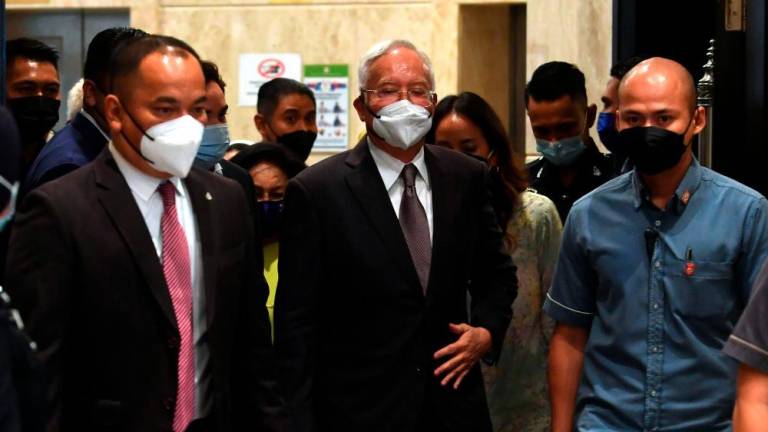 Bekas Perdana Menteri, Datuk Seri Najib Tun Razak (tengah) bersama anggota keluarga keluar selepas Mahkamah Persekutuan berhenti rehat pada prosiding pendengaran rayuan terakhir Najib untuk mengetepikan sabitan dan hukuman penjara ke atasnya bagi kesalahan penyelewengan RM42 juta milik dana SRC International Sdn Bhd/fotoBERNAMA