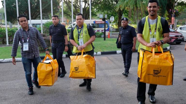 Petugas Suruhanjaya Pilihan Raya membawa peti undi pos ke Pusat Penjumlahan Undi di Dewan Jubli Intan Sultan Ibrahim Johor Bahru setakat 6.30 petang hari ini//Bernamapix