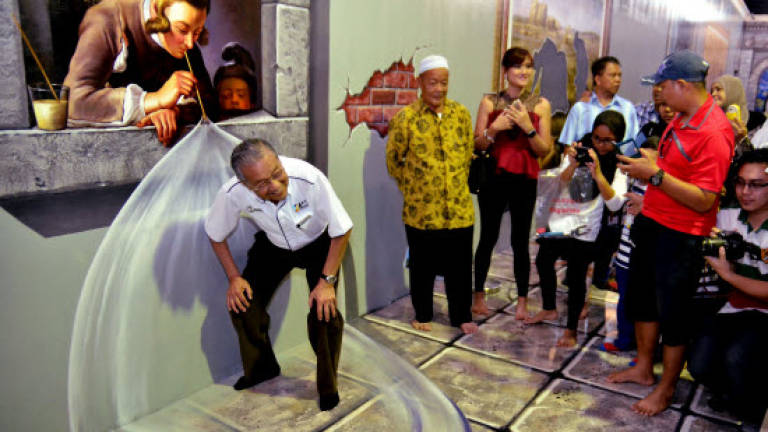 Tun Mahathir officiates Langkawi 3D art museum