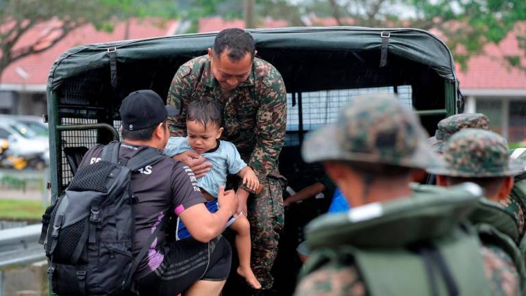 Anggota tentera membantu memindahkan mangsa banjir di Taman Desaru Utama, Bandar Penawar hari ini.fotoBERNAMA
