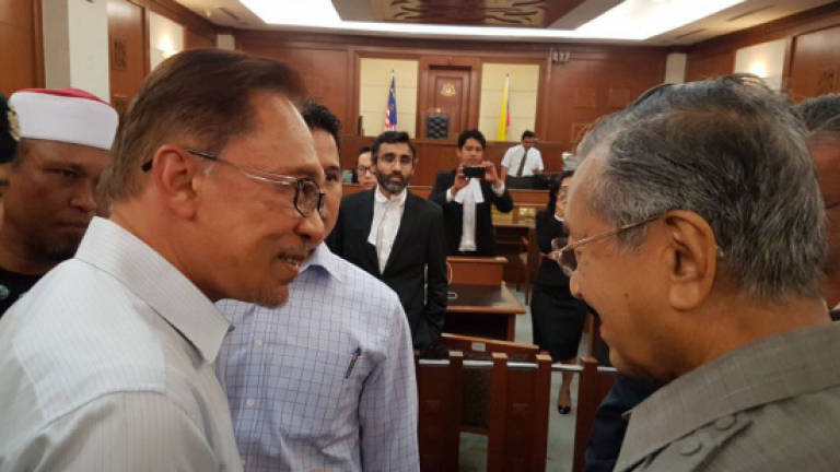 Tun M meets Anwar in court