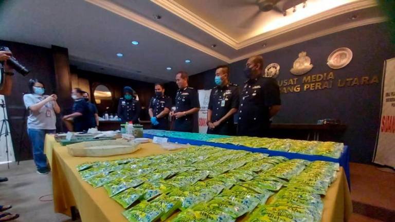 Polis tumpaskan sindiket pengedaran dadah, tahan enam sekeluarga dan rampas pelbagai jenis dadah bernilai RM694,412. fotoBERNAMA
