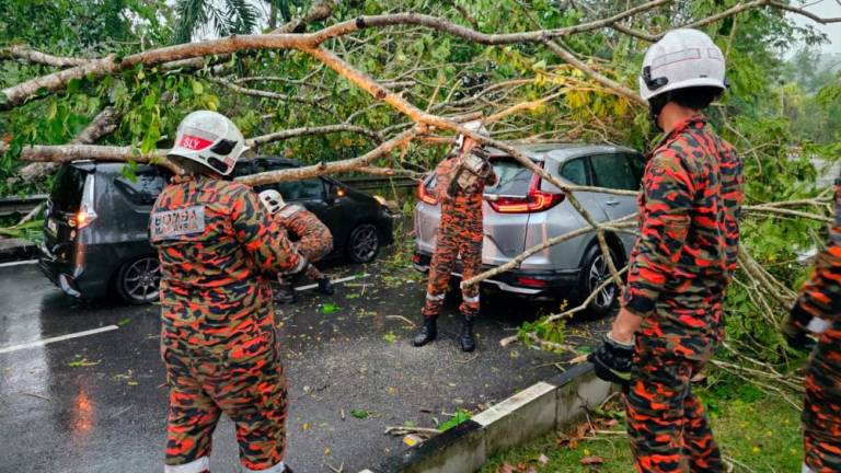 Kesemua lima mangsa berjaya dikeluarkan dari kenderaan dan selamat serta tidak mengalami sebarang kecederaan. Kredit: JBPM Selangor