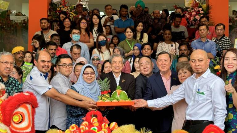 Deputy Minister of Domestic Trade and Costs of Living, Fuziah Salleh (centre from left) present during Giant Rawang’s launching ceremony on Sept 15.