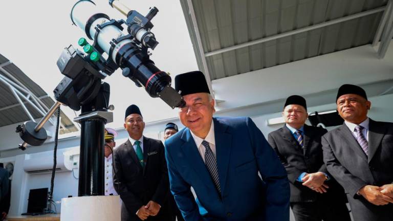 TANJUNG MALIM, Oct 3 -- Sultan of Perak Sultan Nazrin Shah observe using a telescope at the Inauguration Ceremony of the National Institute of Land and Survey Complex (INSTUN) and the Tan Sri Harussaini Observatory today. BERNAMAPIX