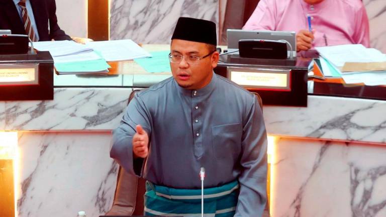 SHAH ALAM, 17 Mac -- Menteri Besar Selangor Datuk Seri Amirudin Shari ketika menjawab soalan pada Mesyuarat Pertama Persidangan Penggal Keenam Dewan Undangan Negeri (DUN) Selangor Ke-14 di Bangunan Dewan Negeri Selangor, hari ini. fotoBERNAMA