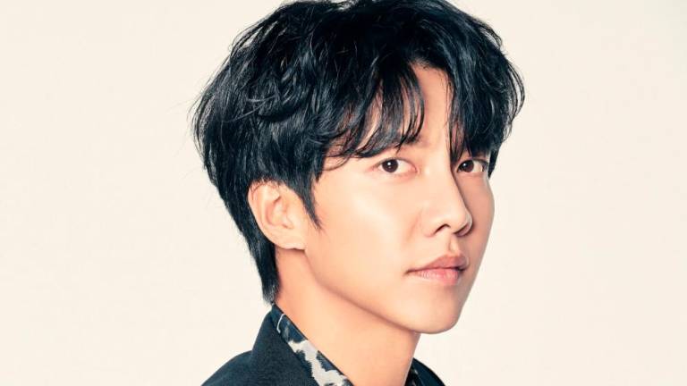 Lee Seung-gi clears social media, surprises fans