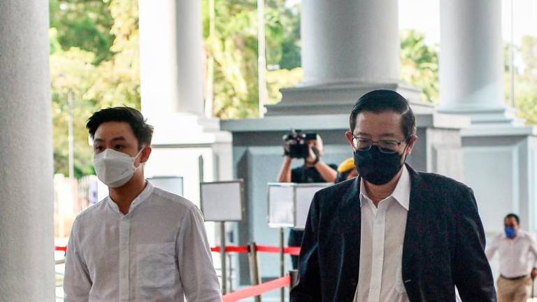 Bekas Ketua Menteri Pulau Pinang Lim Guan Eng (kanan) hadir di Kompleks Mahkamah Kuala Lumpur hari ini bagi sambung perbicaraan empat pertuduhan rasuah yang dihadapinya membabitkan pembinaan terowong dasar laut dan jalan utama di Pulau Pinang bernilai RM6.34 bilion/fotoBERNAMA